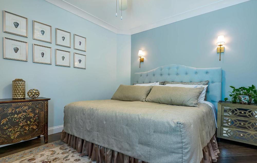 Deluxe King Suite interior
